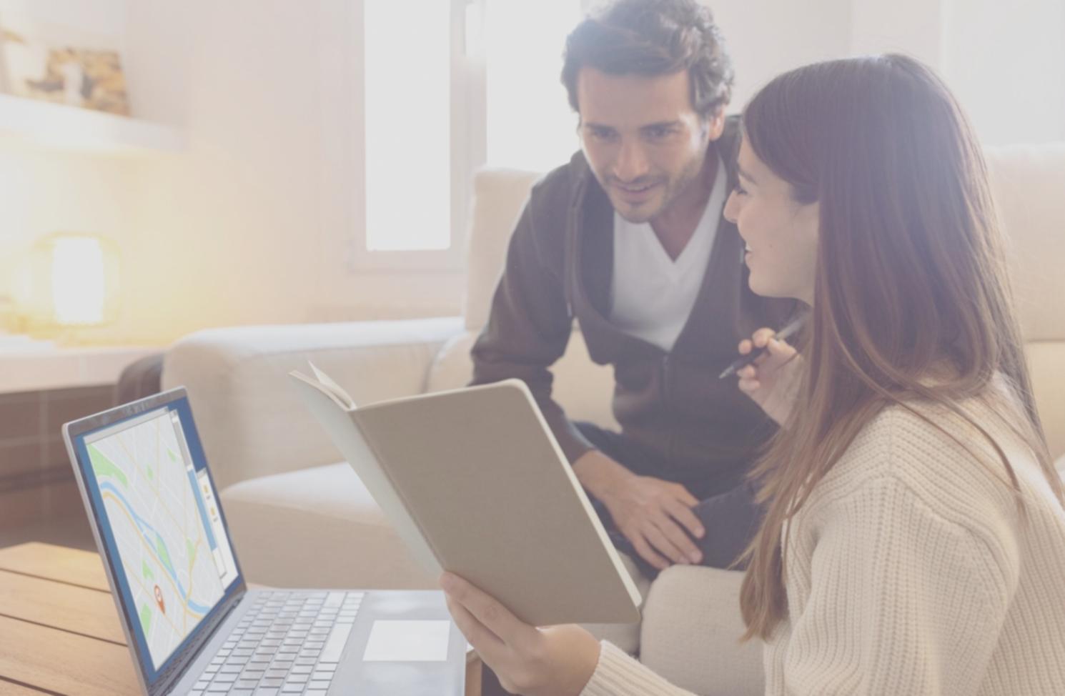 Geschäftsmann arbeitet an Finanzplanung mit modernen Tools