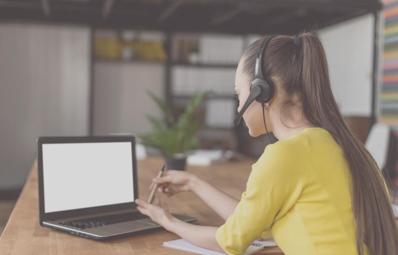 Modernes Büro mit Finanzanalyse-Tools und Diagrammen