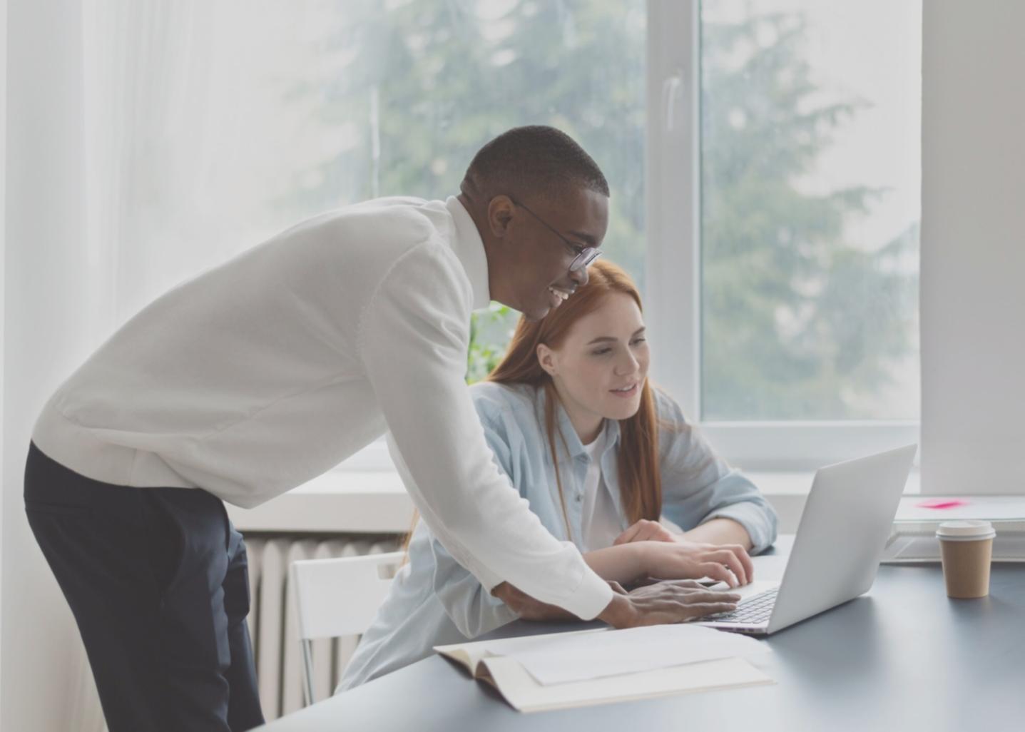 Finanzexperten bei der Arbeit an Budgetanalysen